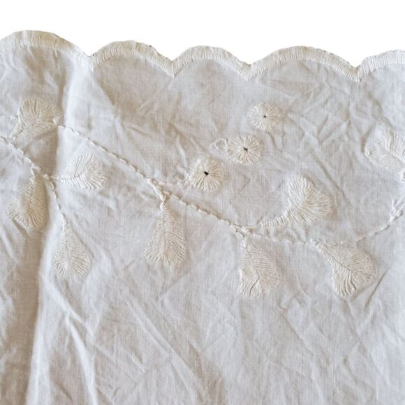 Vintage 1930s Linen Placemat or Doily, White Scalloped Floral Embroidery 23 X 15 - Picture 6 of 8